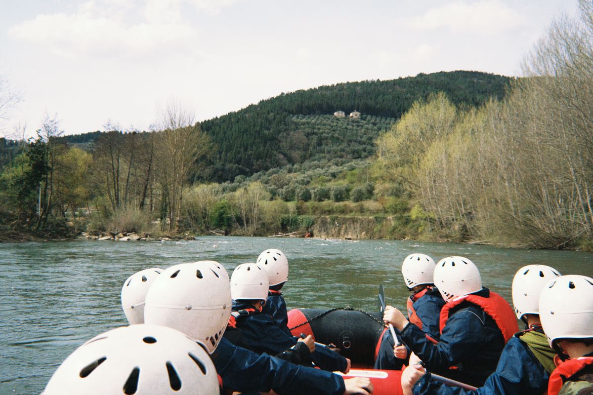 Classe in gommone durante il rafting in Toscana