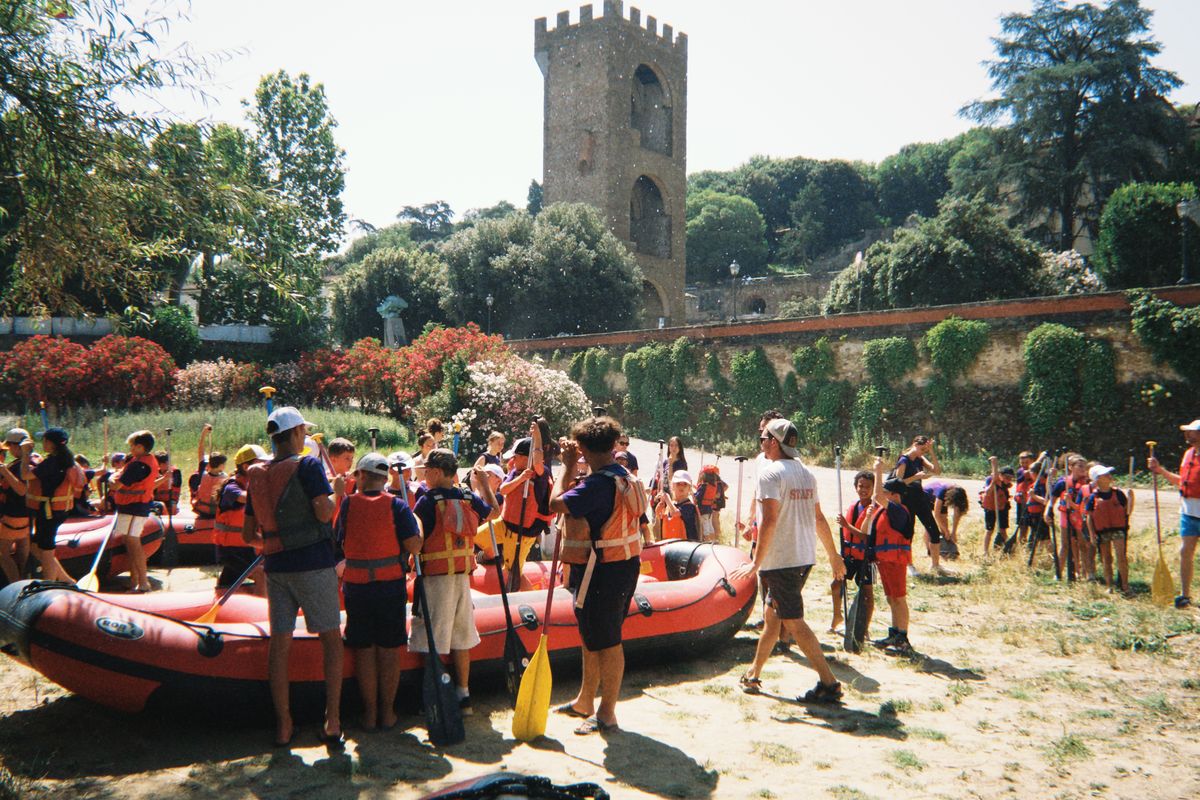 Scuola pronta per il rafting sull'Arno a Firenze