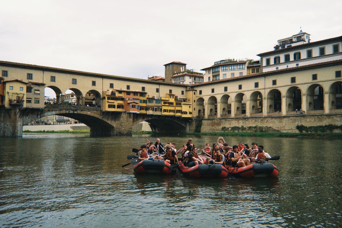 Gita scolastica in rafting sotto Ponte Vecchio a Firenze