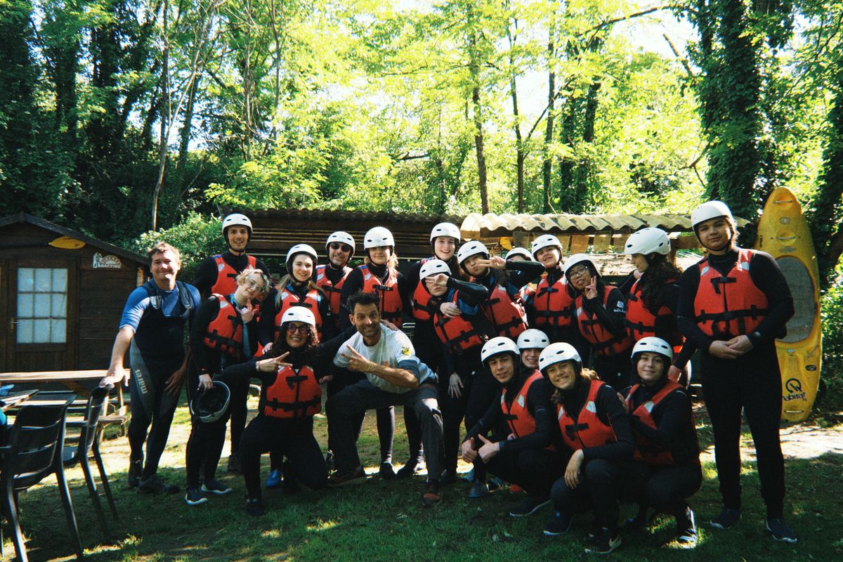 Gruppo di studenti con le guide di Firenze Rafting