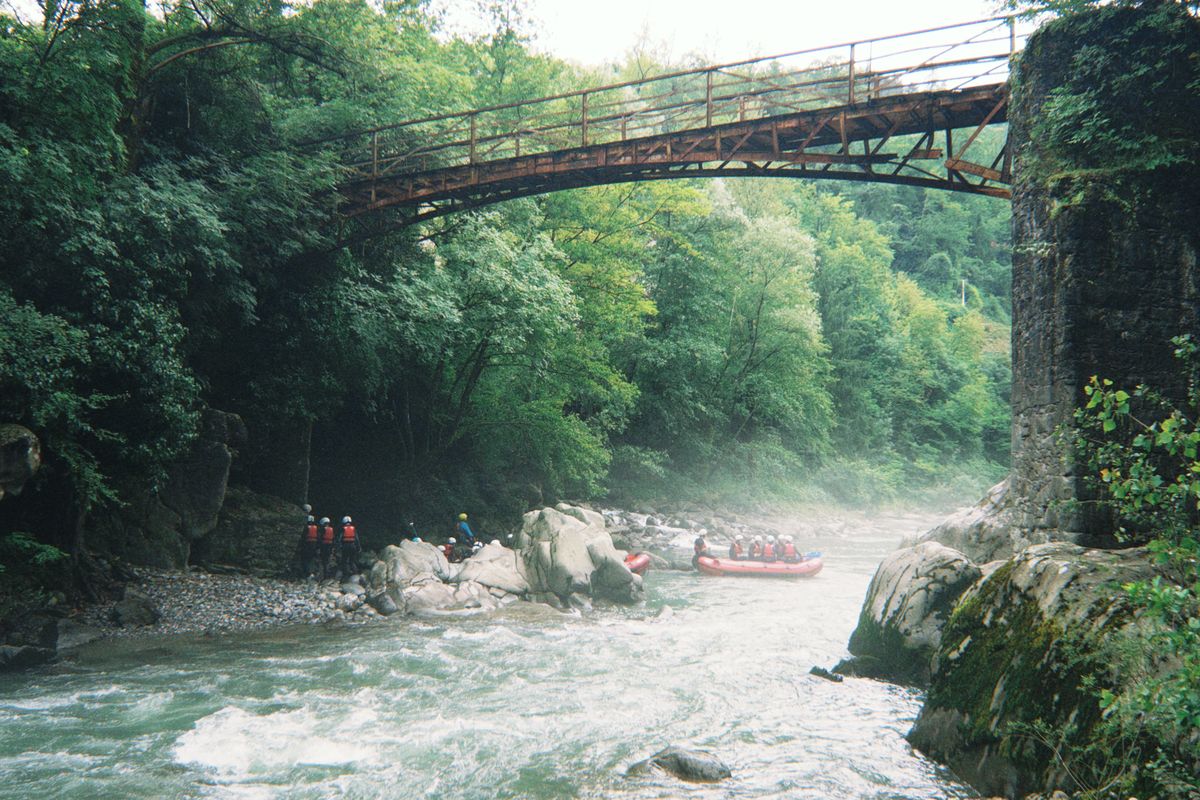 Gommoni di una scuola in una gola di un fiume toscano