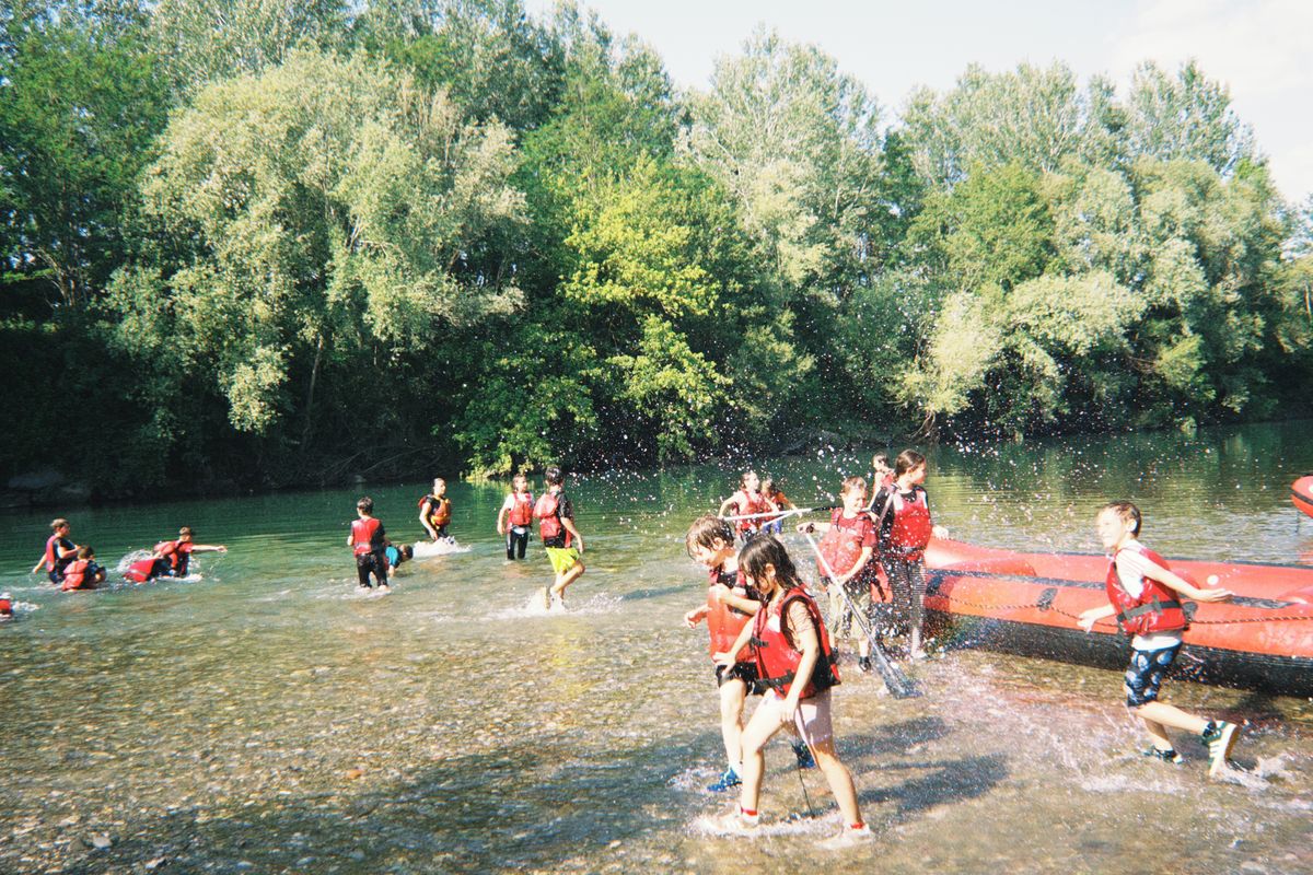 Studenti che giocano nel fiume durante la gita scolastica