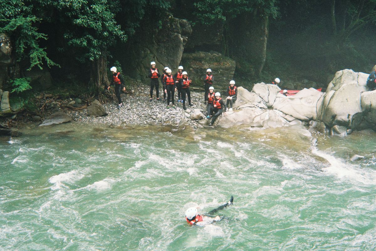 Studenti sul fiume durante una gita scolastica di rafting