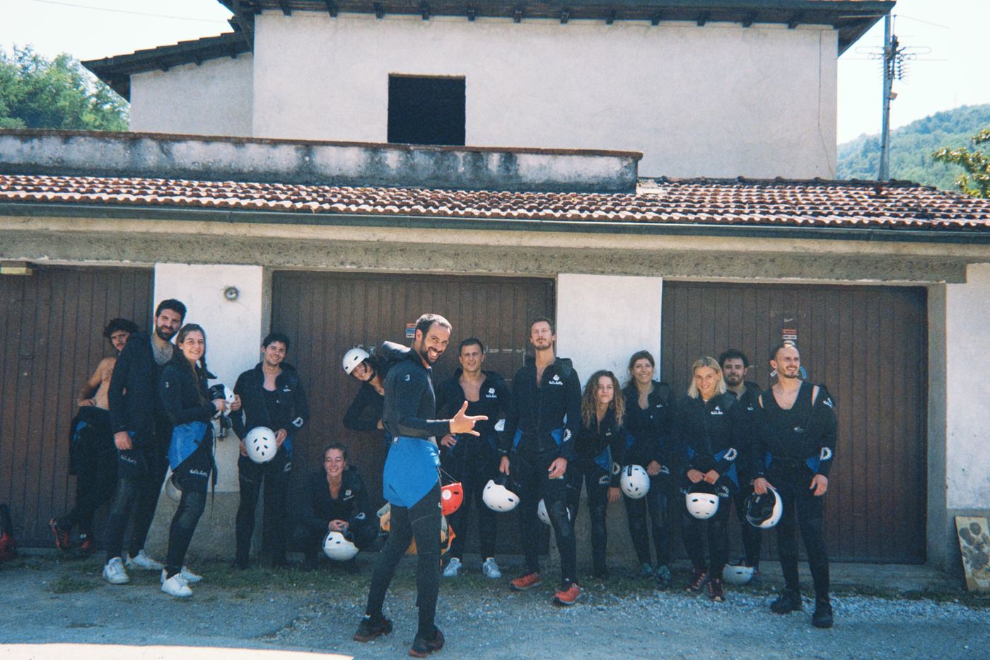 Gruppo di amici in muta prima del canyoning a Bagni di Lucca