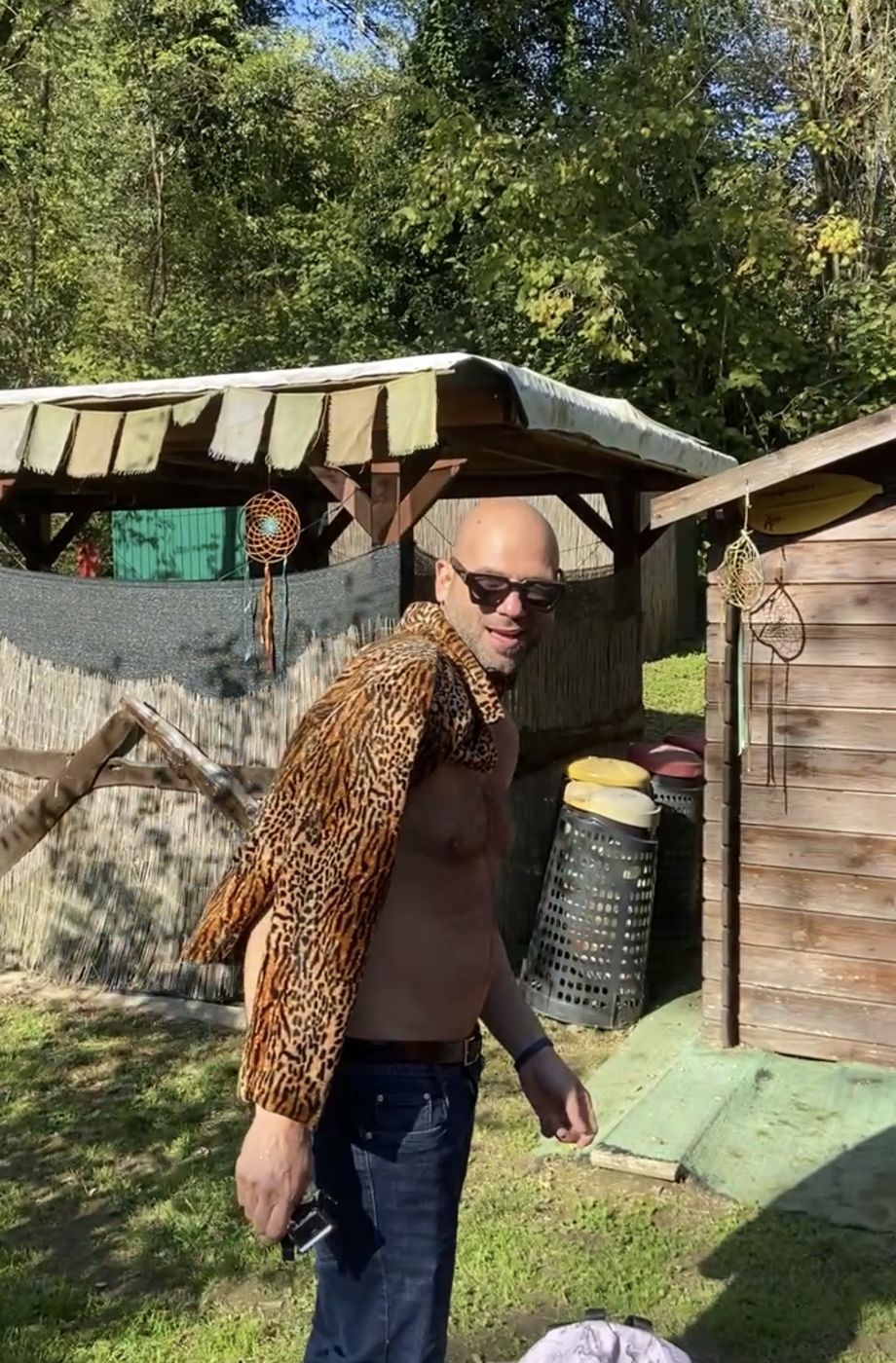 Lo sposo in giacca leopardata alla base rafting, addio al celibato