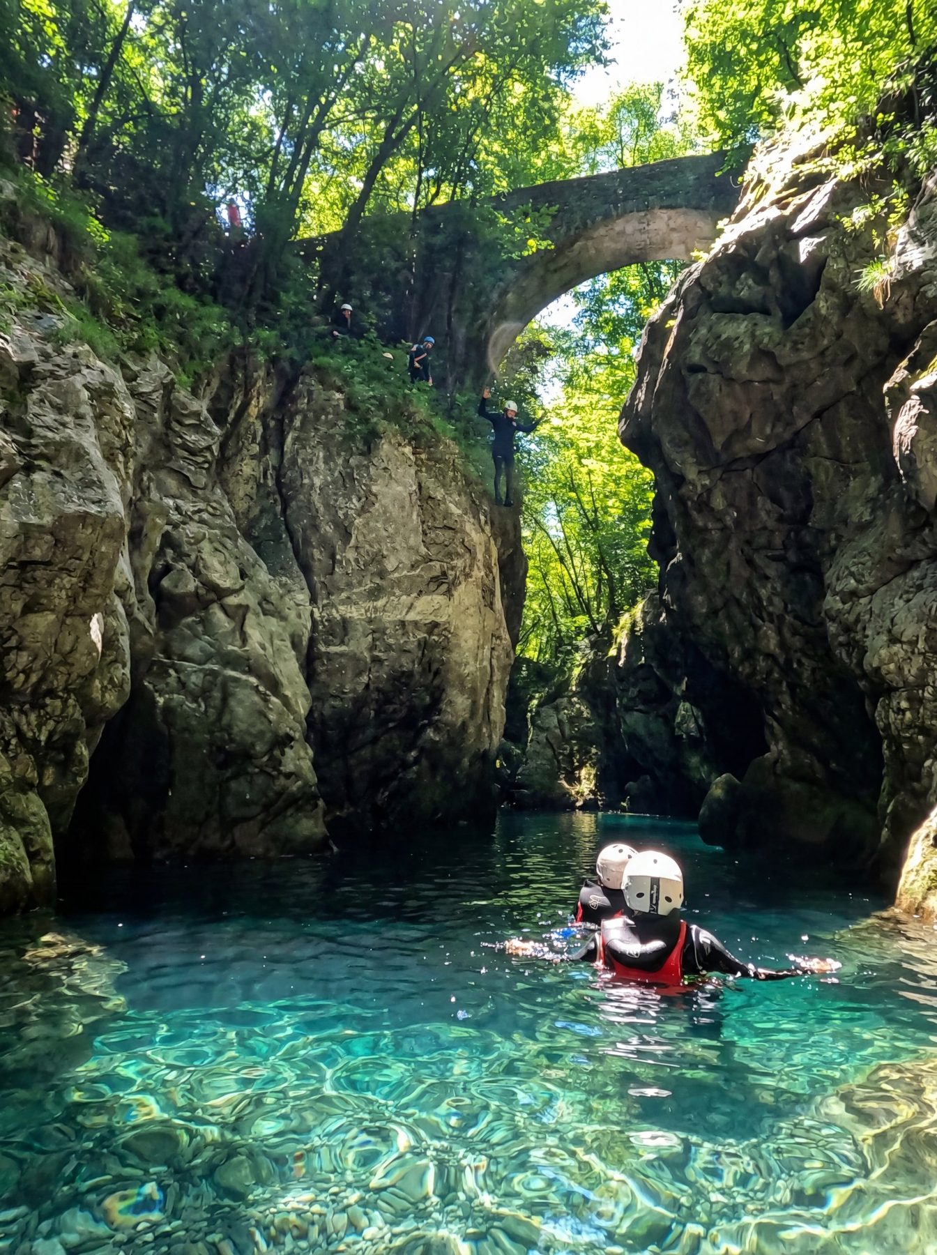 Canyoning nella gola di Cocciglia sotto il ponte di pietra