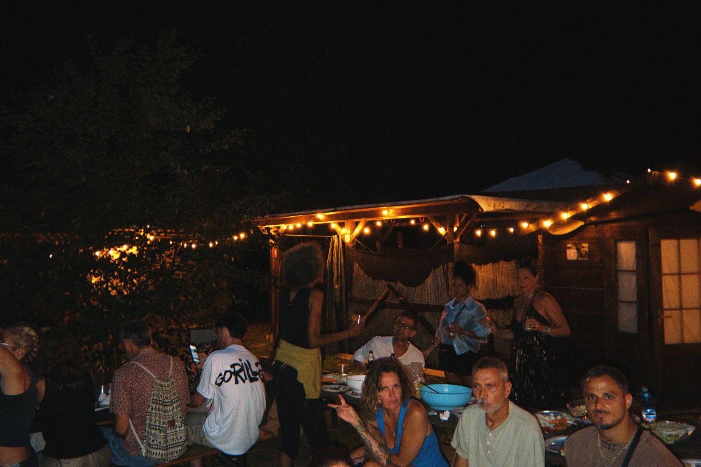 Cena all'aperto la sera alla base rafting