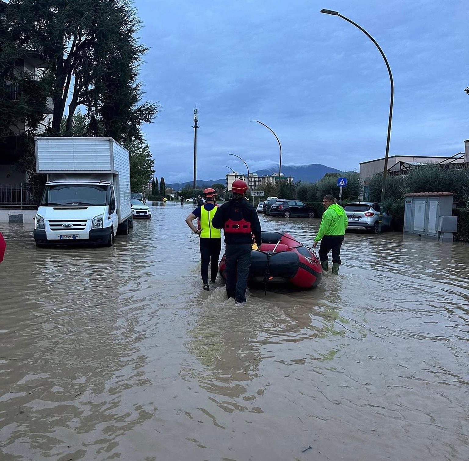 Le guide con il gommone a Campi Bisenzio durante l'alluvione del 2023