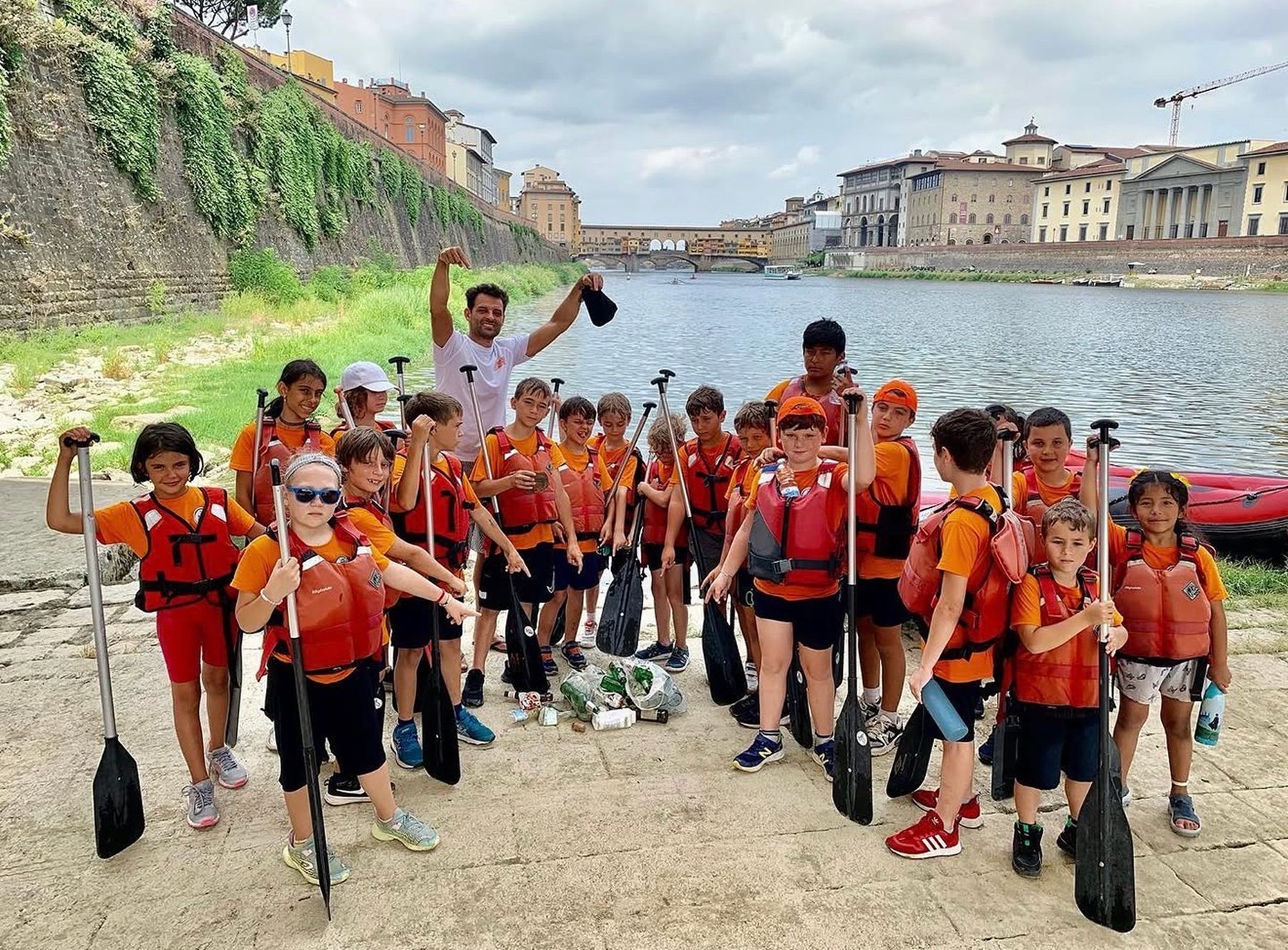 Bambini del centro estivo dopo la pulizia dell'Arno davanti a Ponte Vecchio