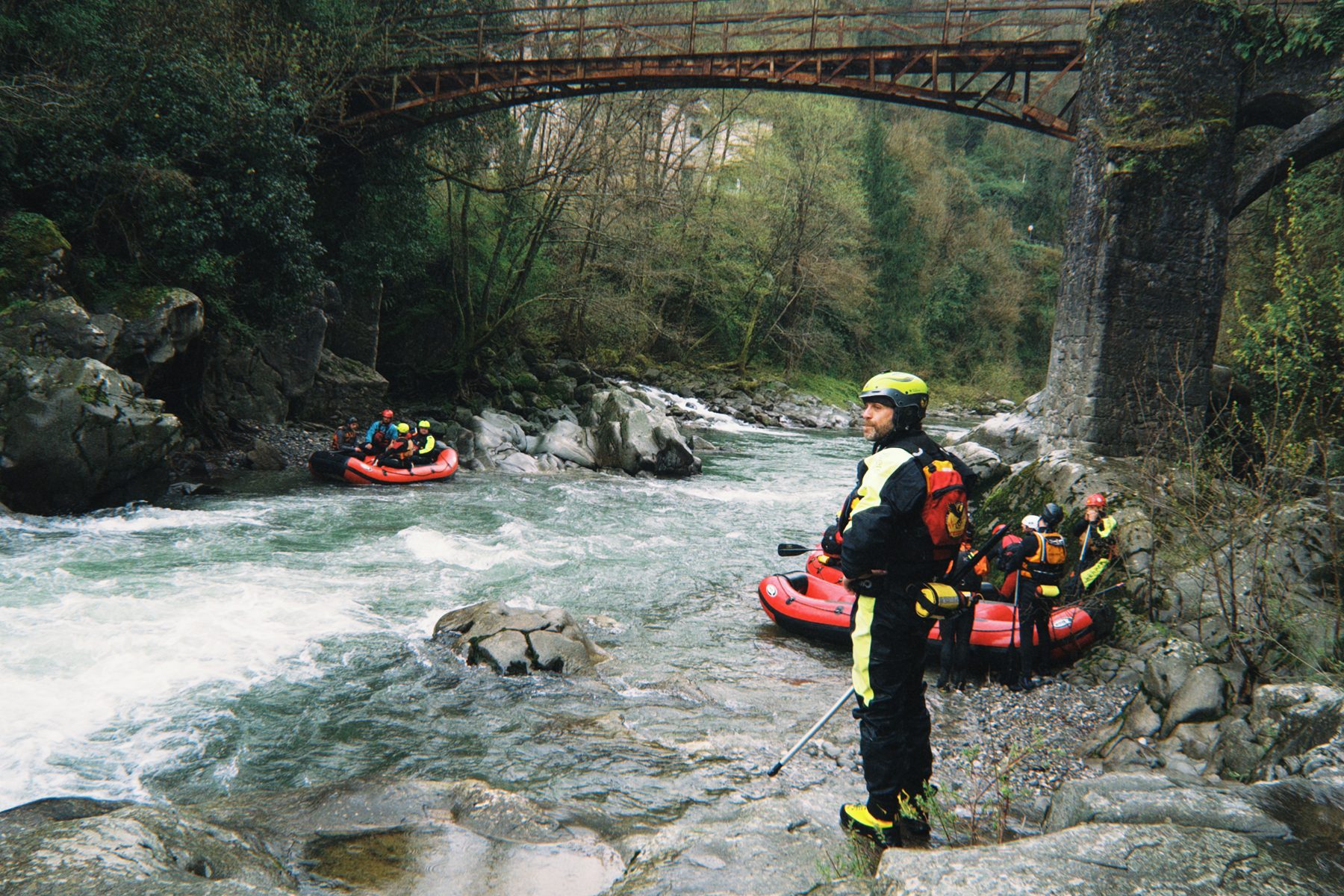 Una guida di Firenze Rafting sulla riva del fiume con i gommoni