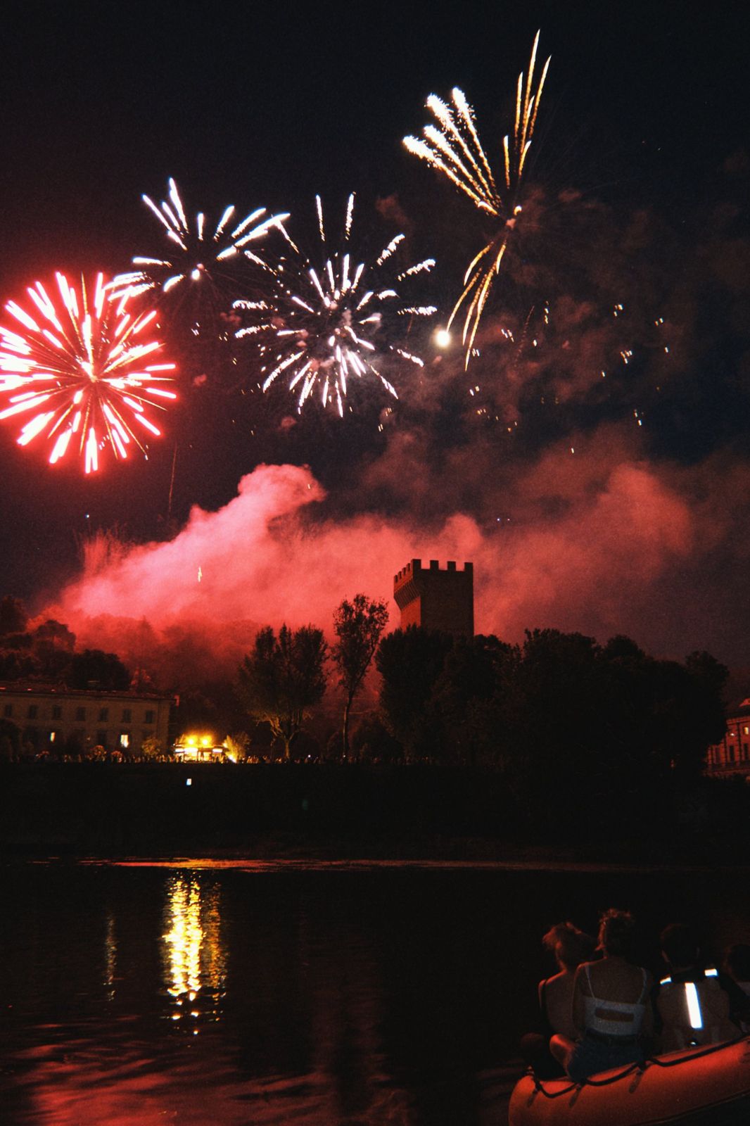 Fuochi d'artificio di San Giovanni e Torre di San Niccolò riflessi nell'Arno