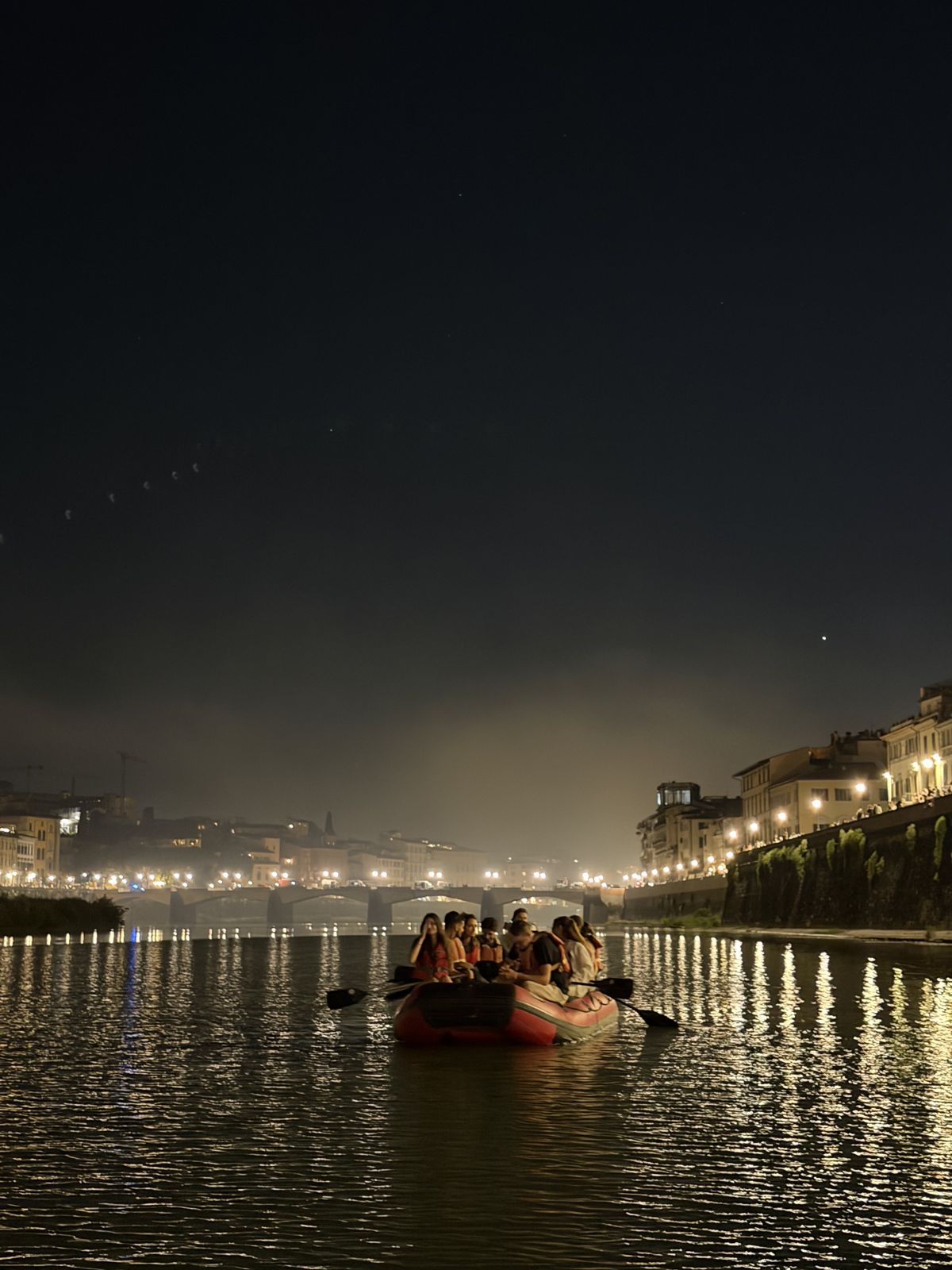 Gommone sull'Arno di notte con Ponte Vecchio sullo sfondo