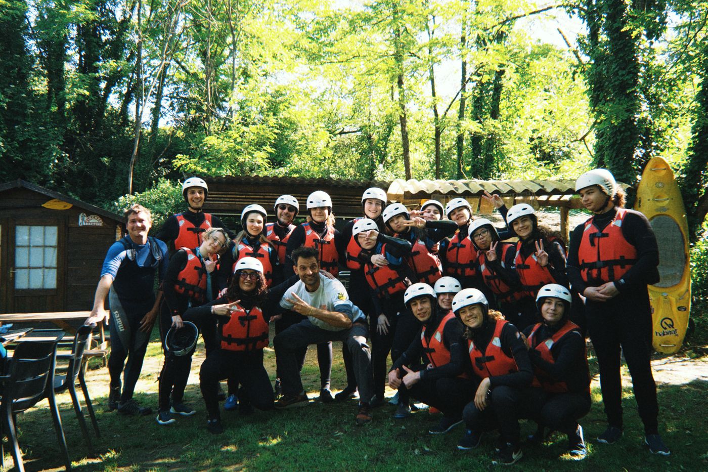 Gruppo con caschi e mute alla base rafting di Bagni di Lucca