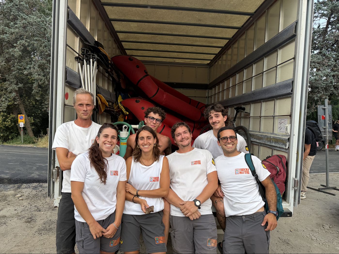 Le guide di Firenze Rafting davanti al furgone con i gommoni