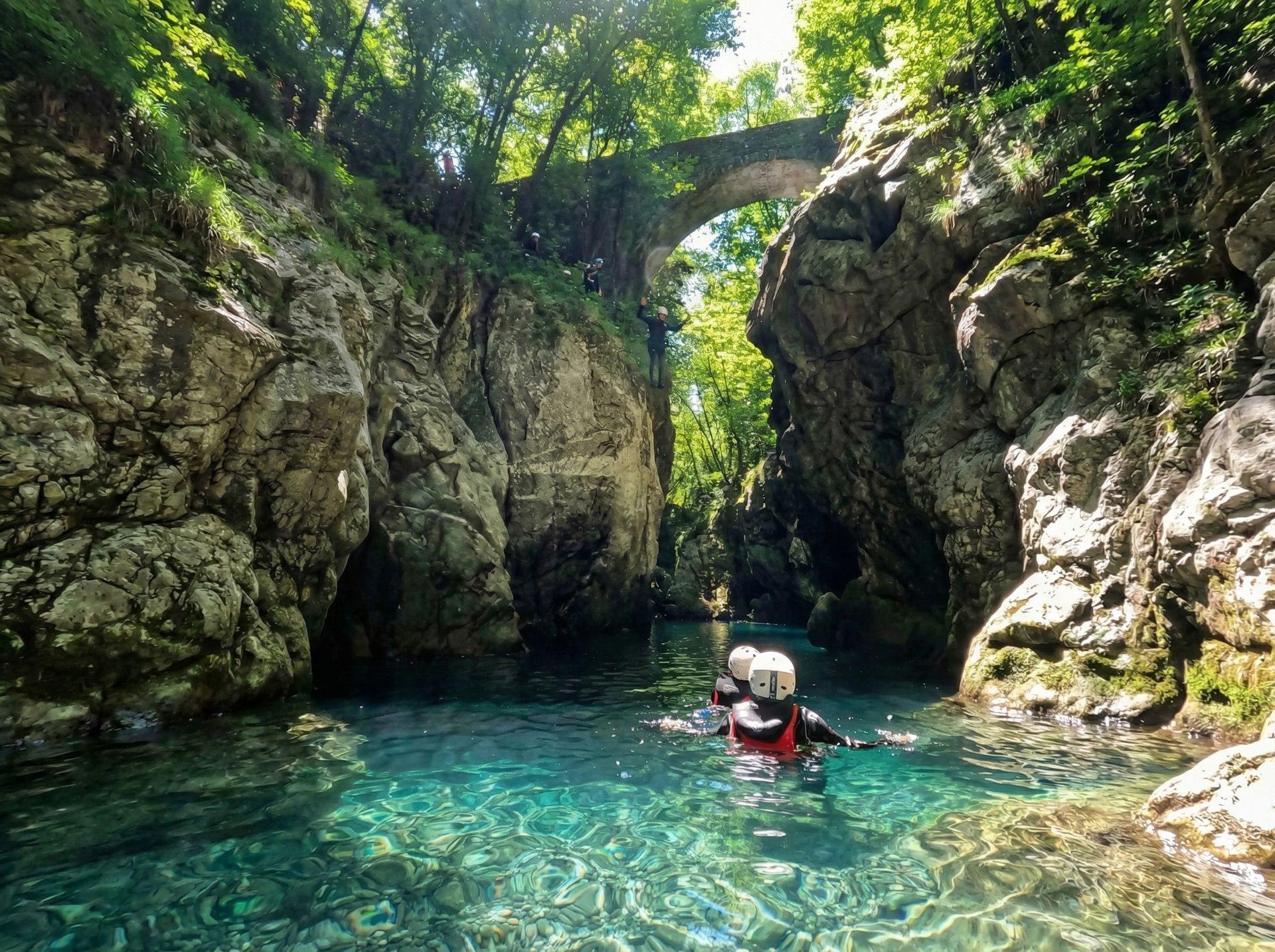 Canyoning nelle piscine naturali di Cocciglia sotto il ponte di pietra