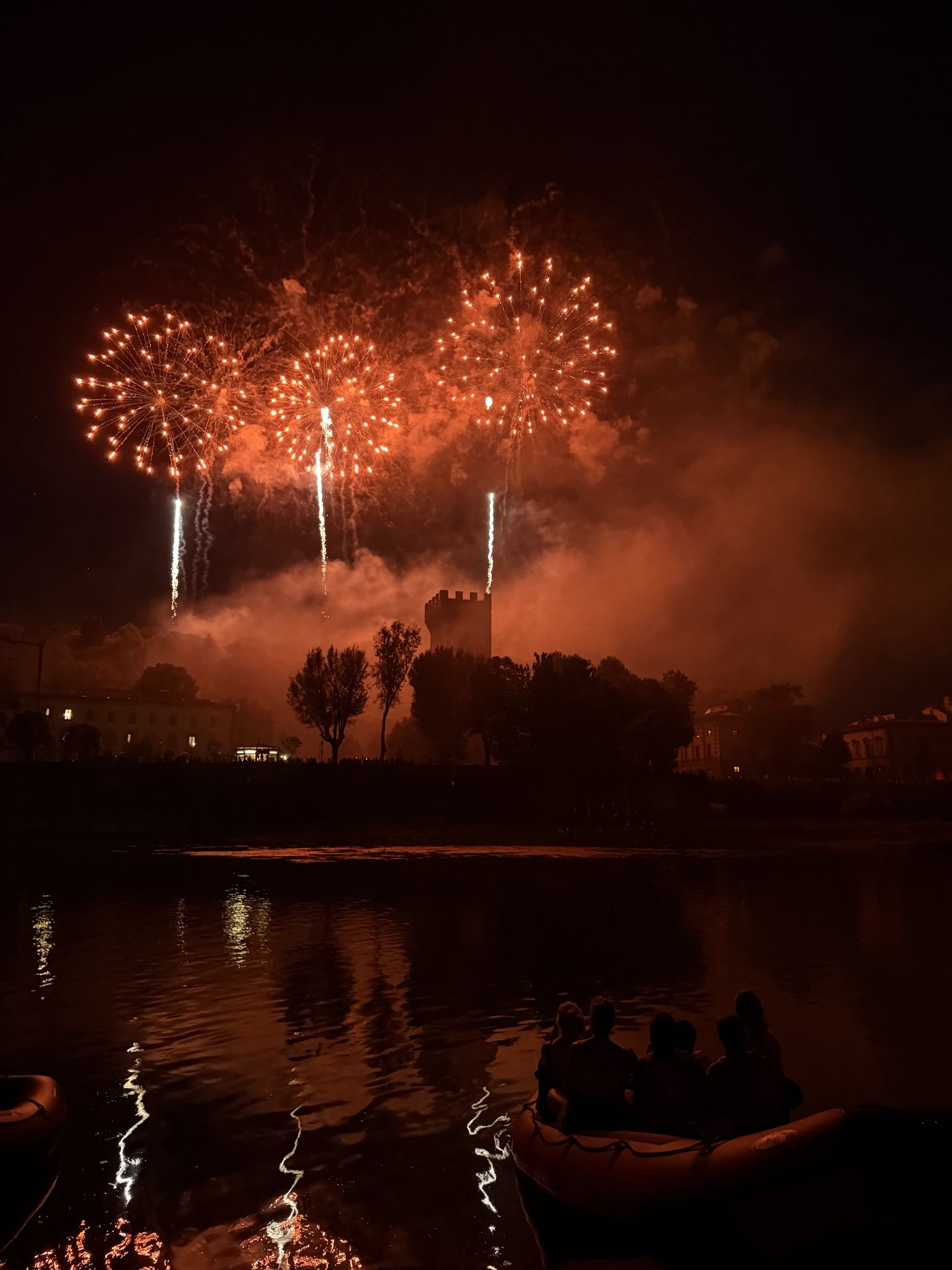 Fuochi di San Giovanni sull'Arno a Firenze visti dal gommone