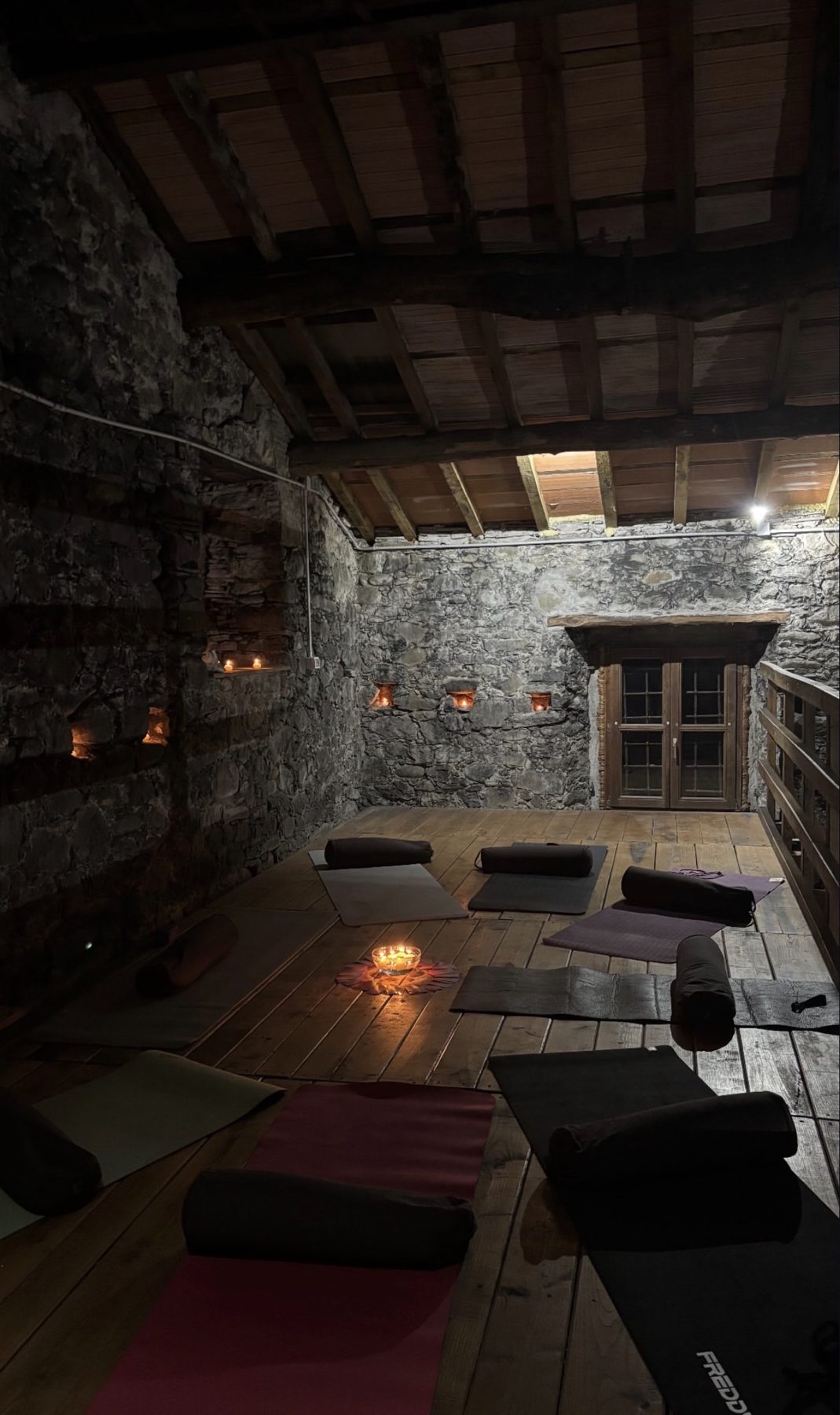 La sala in pietra del Mulino Verde con i tappetini per lo yoga