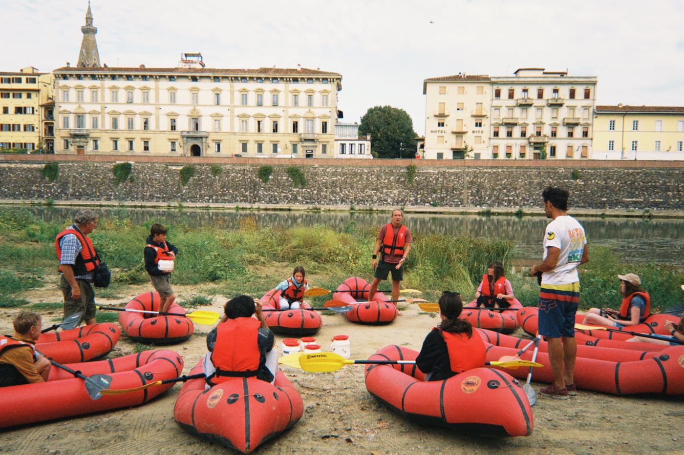 Gruppo pronto per il packrafting sull'Arno a Firenze