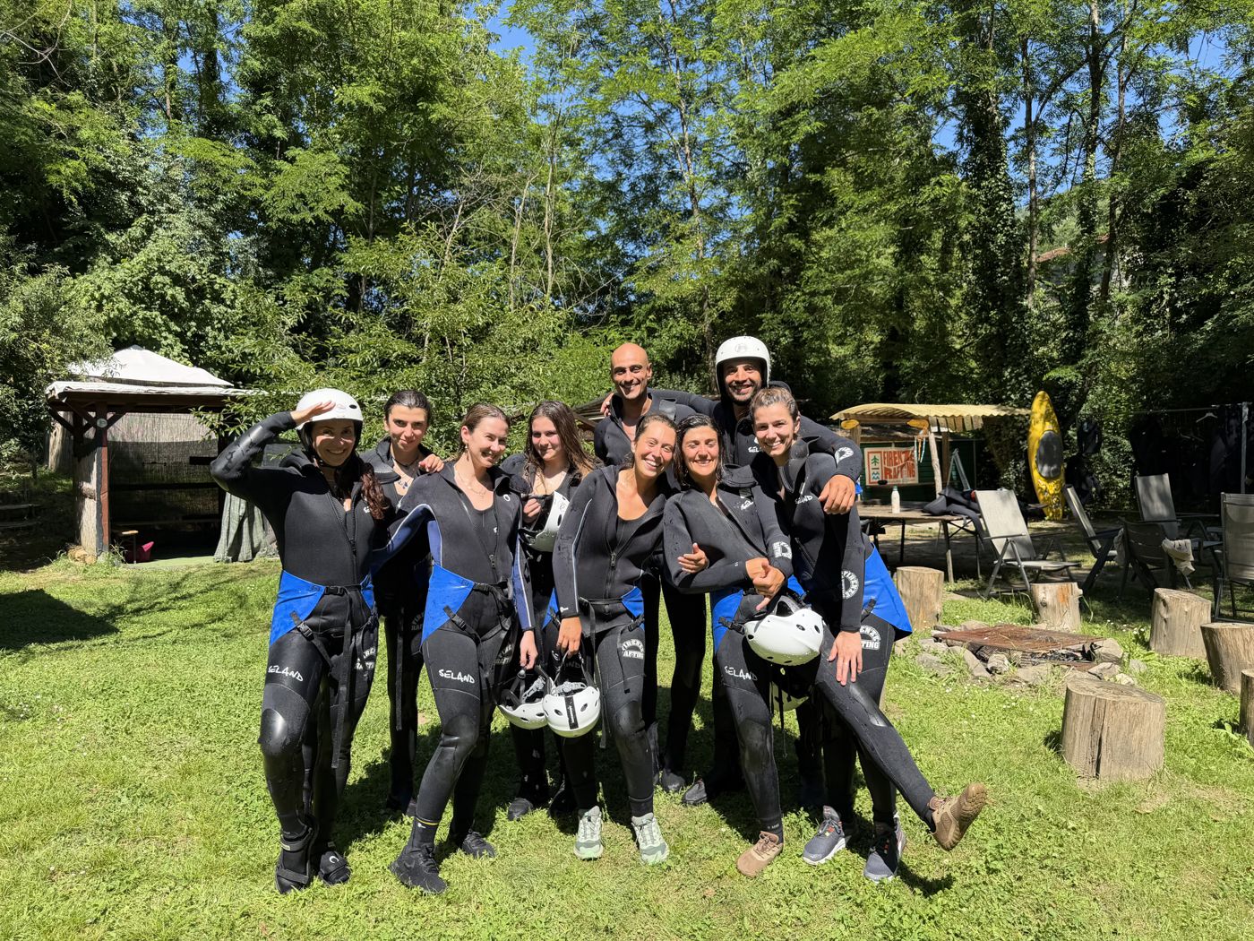Il gruppo del ritiro yoga di Mamaquilla in muta alla base di Bagni di Lucca
