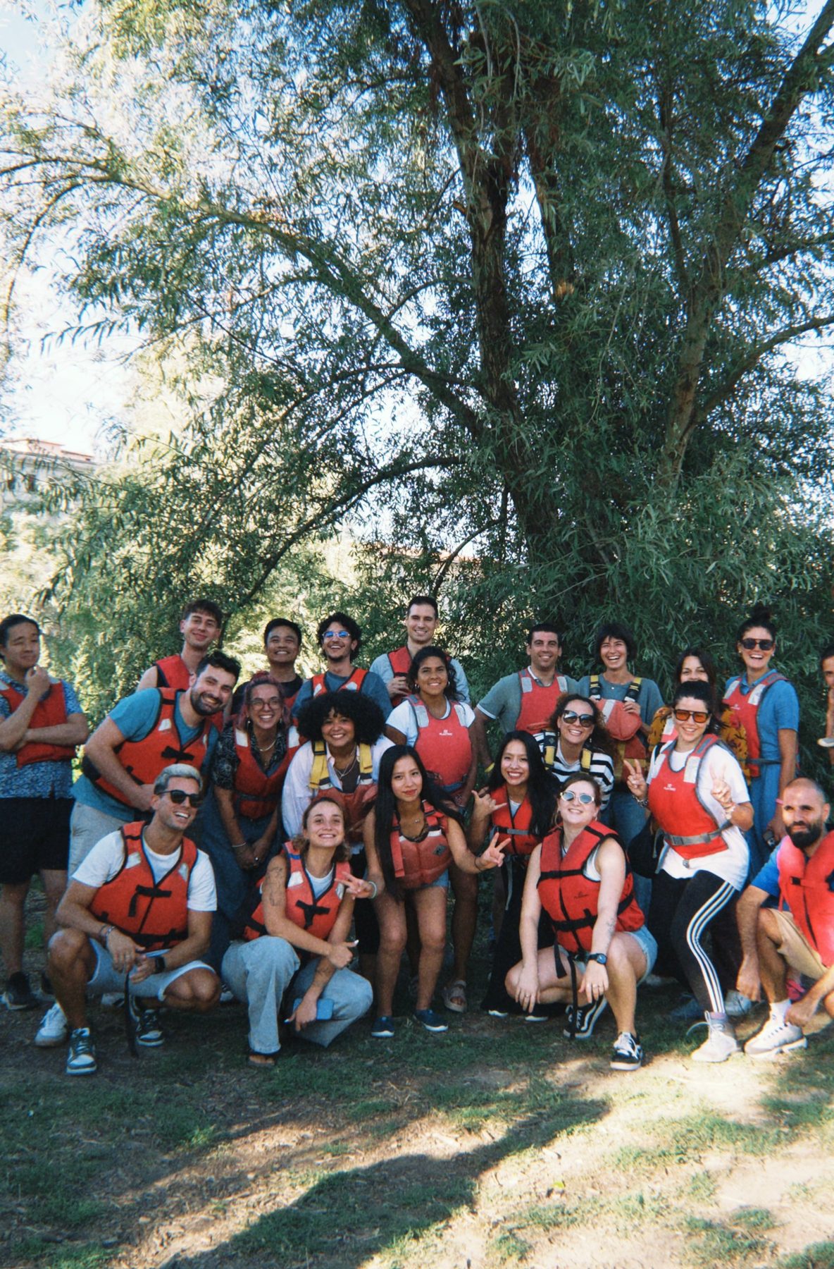 Un gruppo aziendale con i giubbotti salvagente prima del rafting