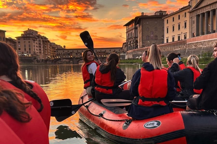 Gruppo in gommone sull'Arno al tramonto davanti a Ponte Vecchio