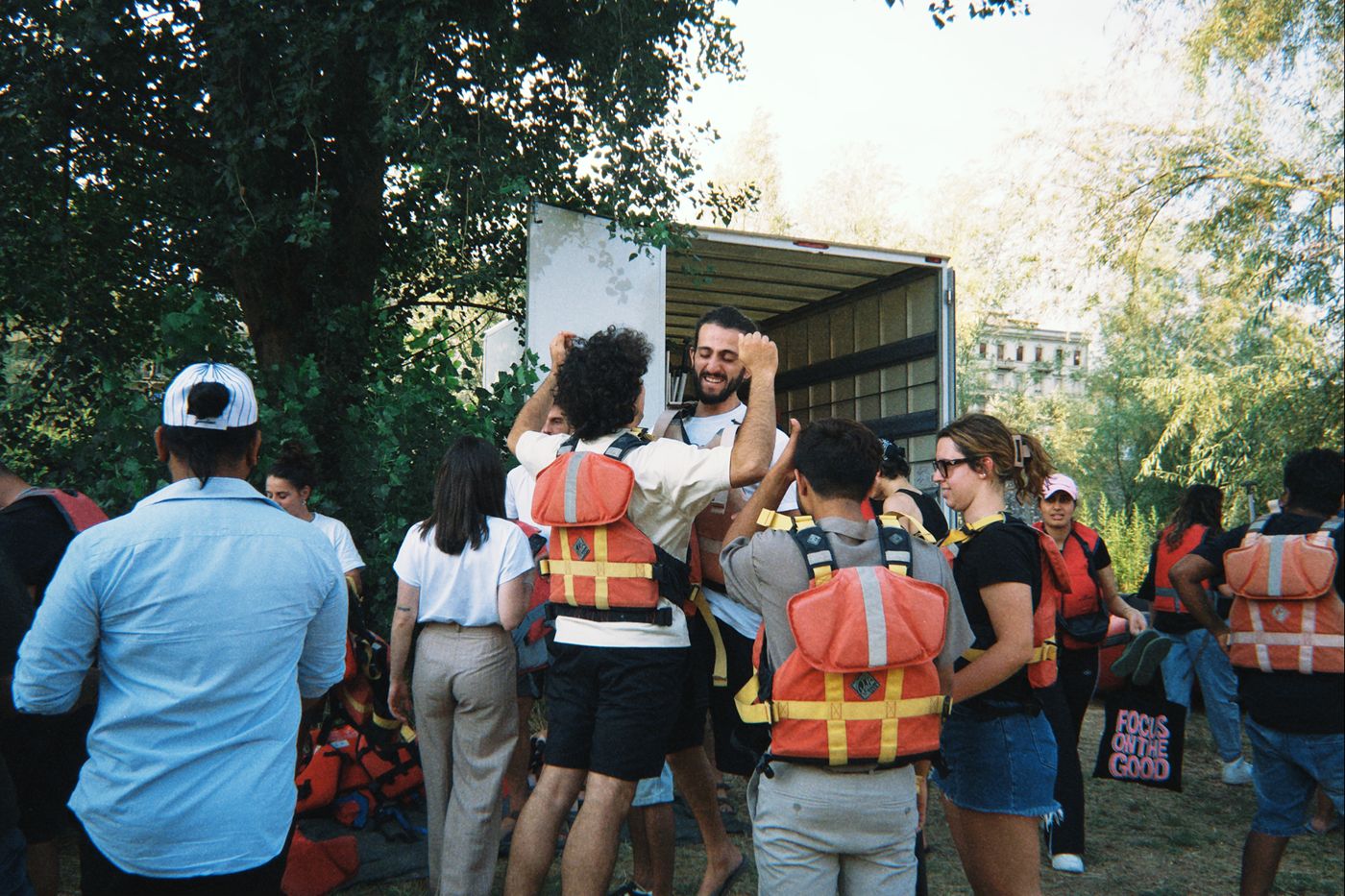 La squadra di Shake Cafe si prepara con i giubbotti prima del rafting a Firenze