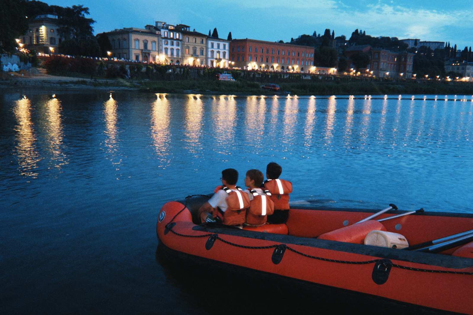 Gommone sull'Arno al tramonto a Firenze